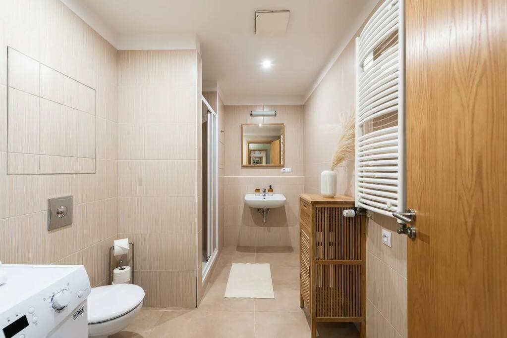Apartment W/ Free Garage Parking プラハ エクステリア 写真