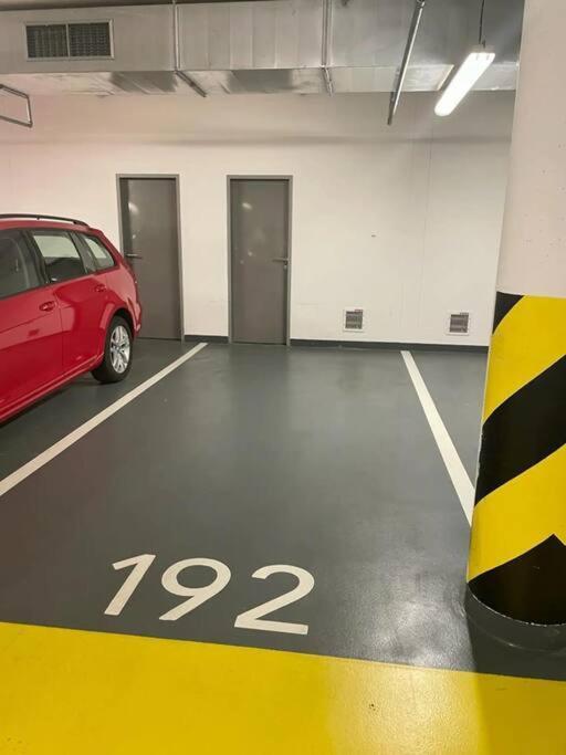 Apartment W/ Free Garage Parking プラハ エクステリア 写真